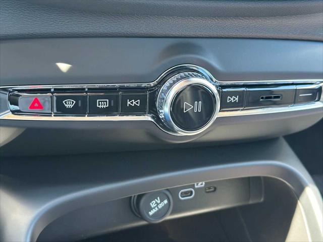 2026 Volvo XC40 Plus, B5 AWD Gas (mild hybrid), Dark