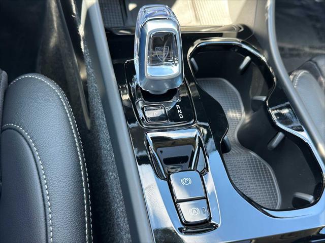 2026 Volvo XC40 Plus, B5 AWD Gas (mild hybrid), Dark