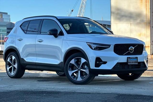 2026 Volvo XC40 Plus, B5 AWD Gas (mild hybrid), Dark