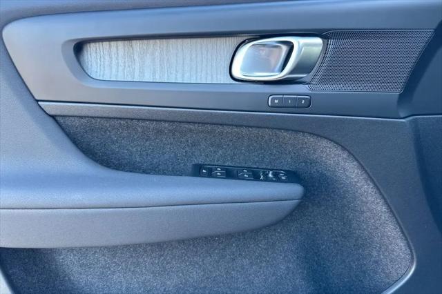2026 Volvo XC40 Plus, B5 AWD Gas (mild hybrid), Dark