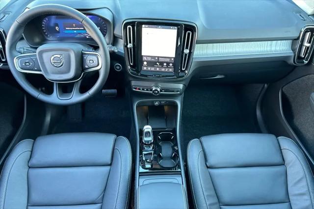 2026 Volvo XC40 Plus, B5 AWD Gas (mild hybrid), Dark