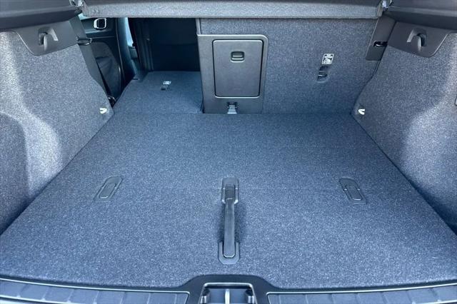 2026 Volvo XC40 Plus, B5 AWD Gas (mild hybrid), Dark