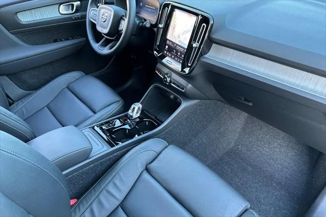 2026 Volvo XC40 Plus, B5 AWD Gas (mild hybrid), Dark