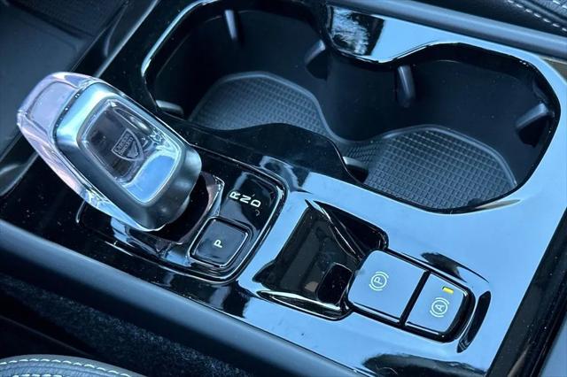2026 Volvo XC40 Plus, B5 AWD Gas (mild hybrid), Dark