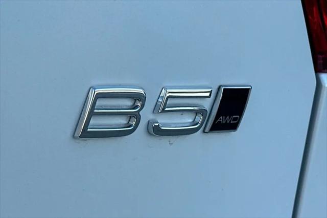 2026 Volvo XC40 Plus, B5 AWD Gas (mild hybrid), Dark