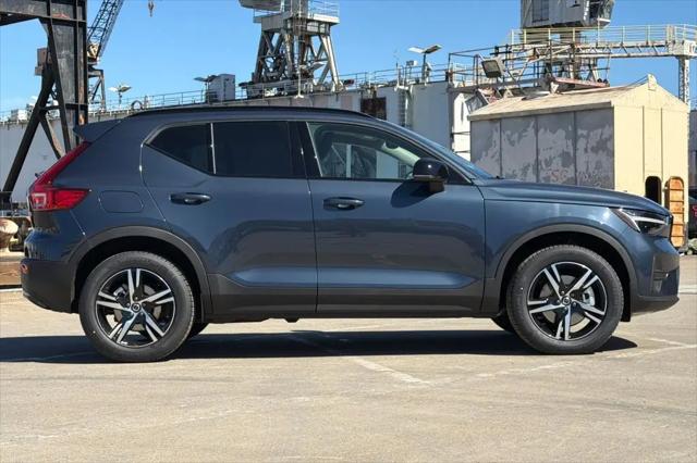 2026 Volvo XC40 Core, B5 AWD Gas (mild hybrid), Dark