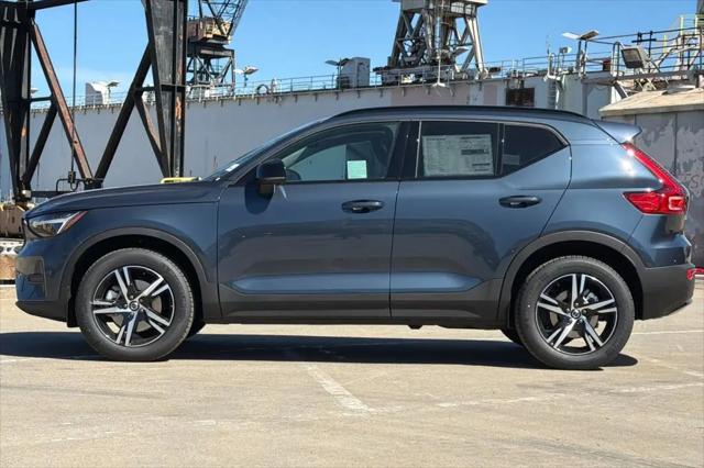 2026 Volvo XC40 Core, B5 AWD Gas (mild hybrid), Dark