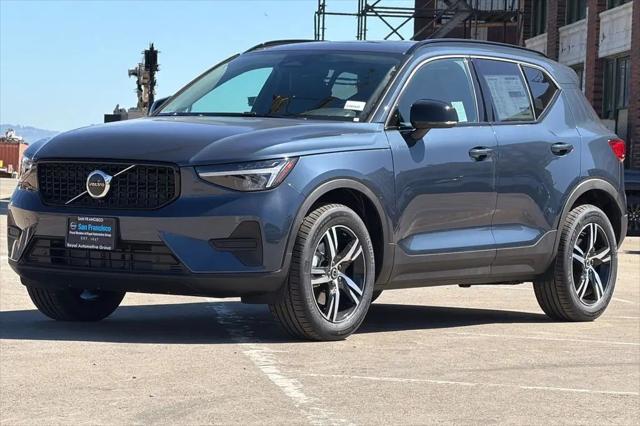 2026 Volvo XC40 Core, B5 AWD Gas (mild hybrid), Dark