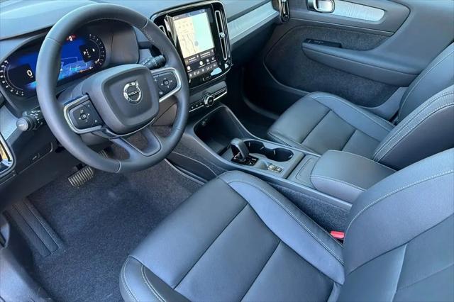 2026 Volvo XC40 Core, B5 AWD Gas (mild hybrid), Dark