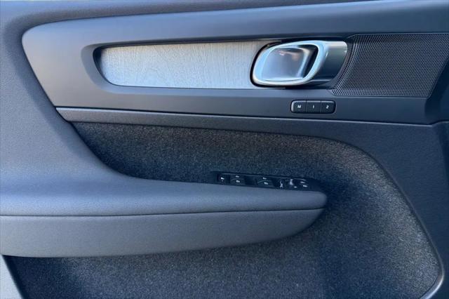 2026 Volvo XC40 Core, B5 AWD Gas (mild hybrid), Dark