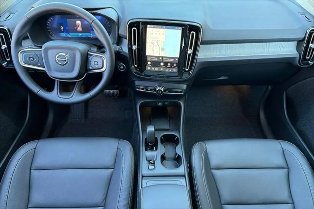 2026 Volvo XC40 Core, B5 AWD Gas (mild hybrid), Dark