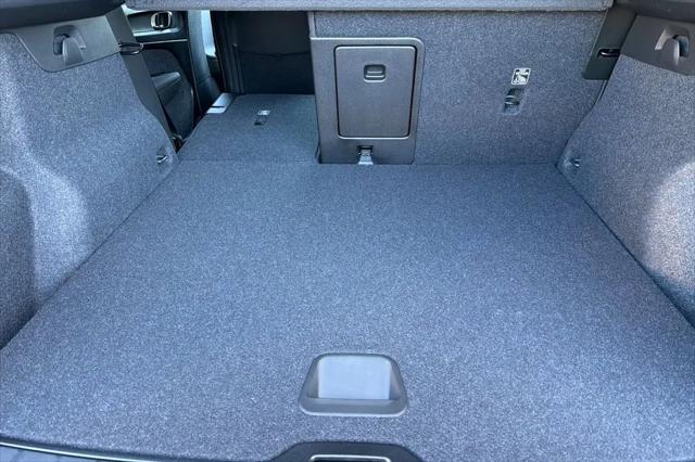 2026 Volvo XC40 Core, B5 AWD Gas (mild hybrid), Dark