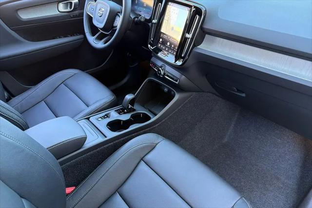2026 Volvo XC40 Core, B5 AWD Gas (mild hybrid), Dark