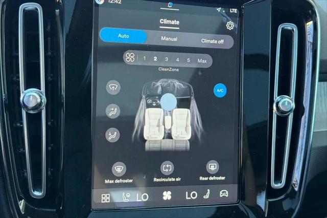 2026 Volvo XC40 Core, B5 AWD Gas (mild hybrid), Dark