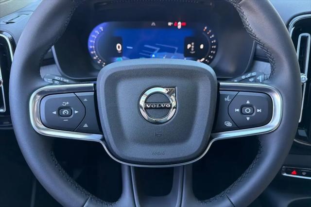 2026 Volvo XC40 Core, B5 AWD Gas (mild hybrid), Dark