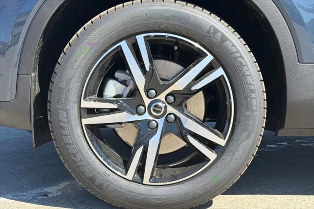2026 Volvo XC40 Core, B5 AWD Gas (mild hybrid), Dark