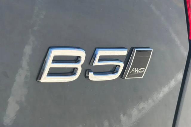 2026 Volvo XC40 Core, B5 AWD Gas (mild hybrid), Dark