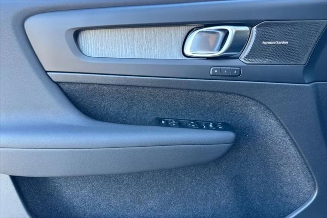 2026 Volvo XC40 Ultra, B5 AWD Gas (mild hybrid), Dark