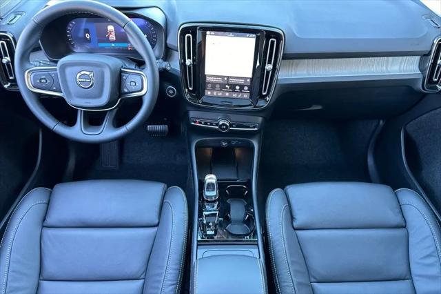 2026 Volvo XC40 Ultra, B5 AWD Gas (mild hybrid), Dark