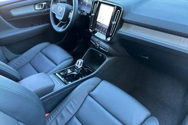 2026 Volvo XC40 Ultra, B5 AWD Gas (mild hybrid), Dark