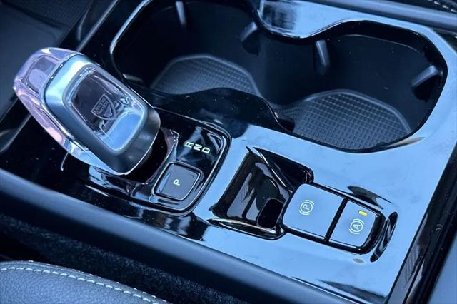 2026 Volvo XC40 Ultra, B5 AWD Gas (mild hybrid), Dark