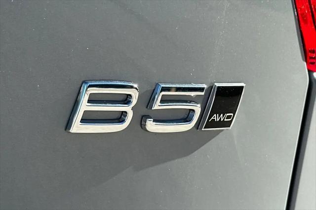 2026 Volvo XC40 Ultra, B5 AWD Gas (mild hybrid), Dark