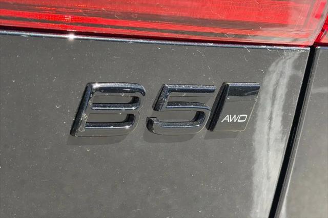 2026 Volvo XC60 B5 Ultra Black Edition