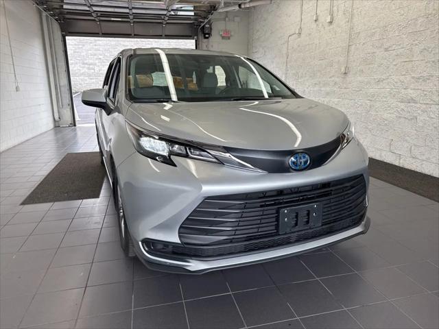2025 Toyota Sienna LE