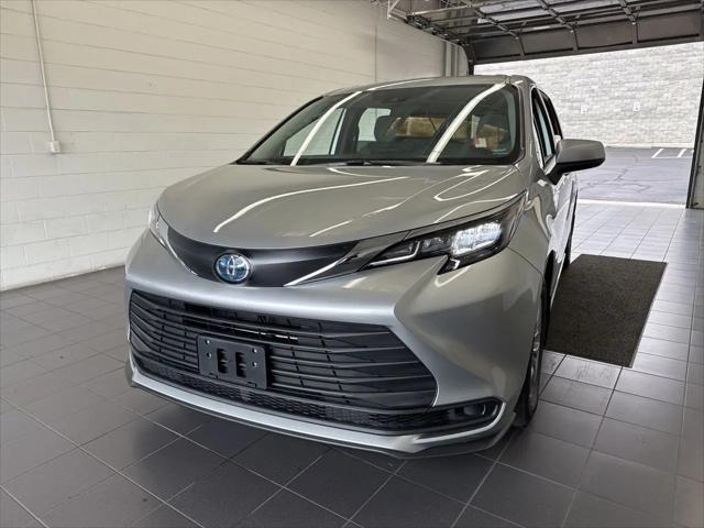 2025 Toyota Sienna LE