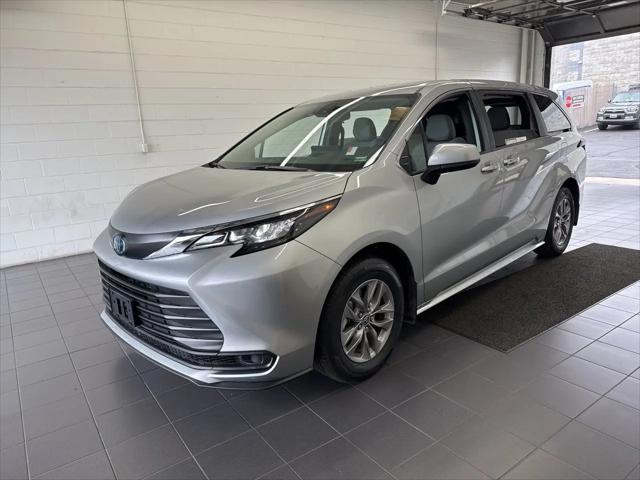 2025 Toyota Sienna LE