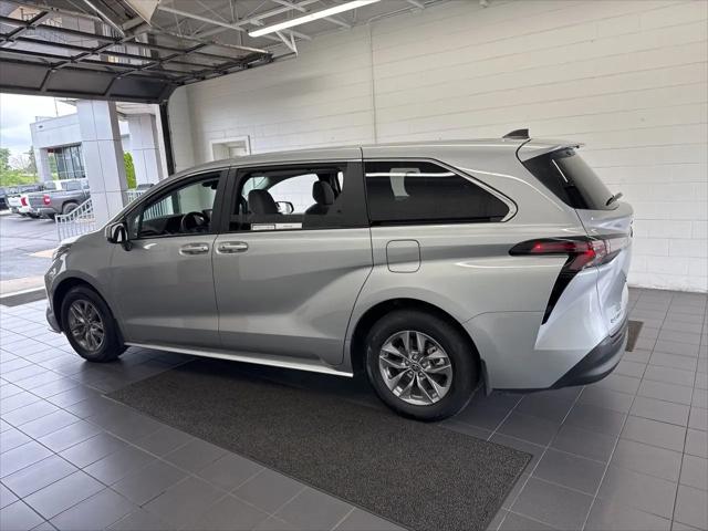 2025 Toyota Sienna LE