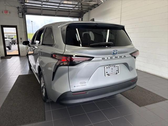2025 Toyota Sienna LE