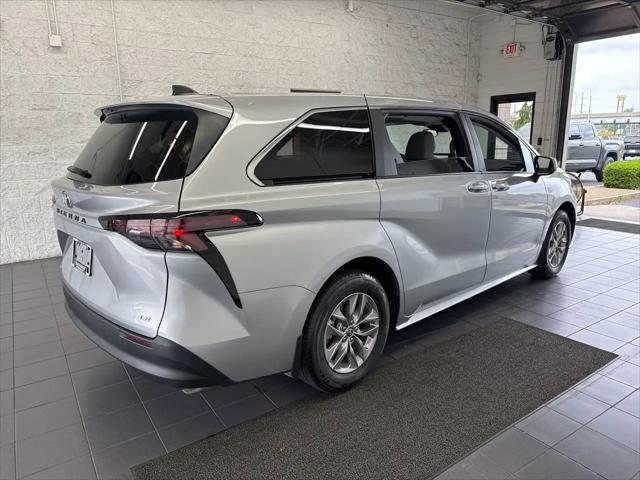 2025 Toyota Sienna LE