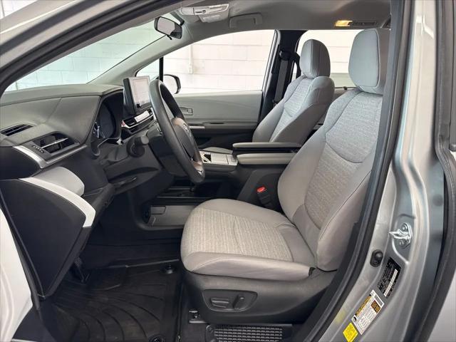 2025 Toyota Sienna LE