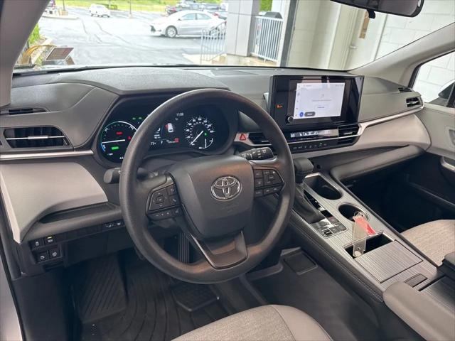 2025 Toyota Sienna LE