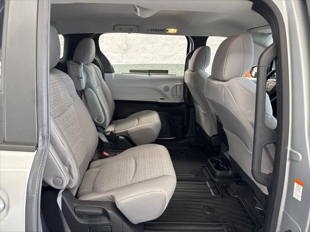 2025 Toyota Sienna LE