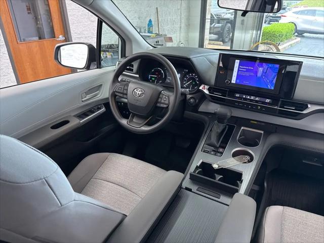 2025 Toyota Sienna LE