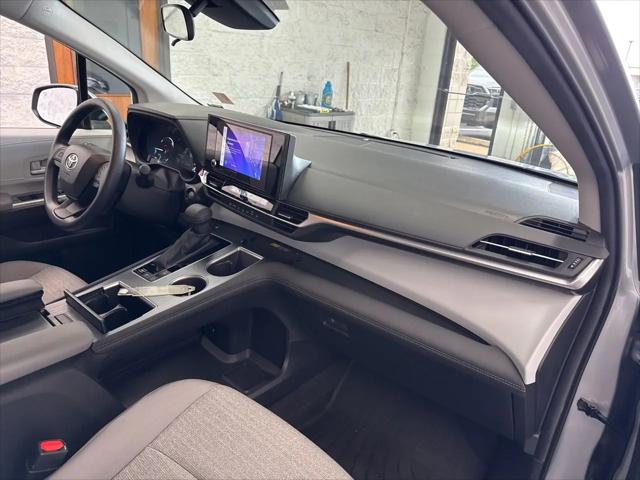 2025 Toyota Sienna LE