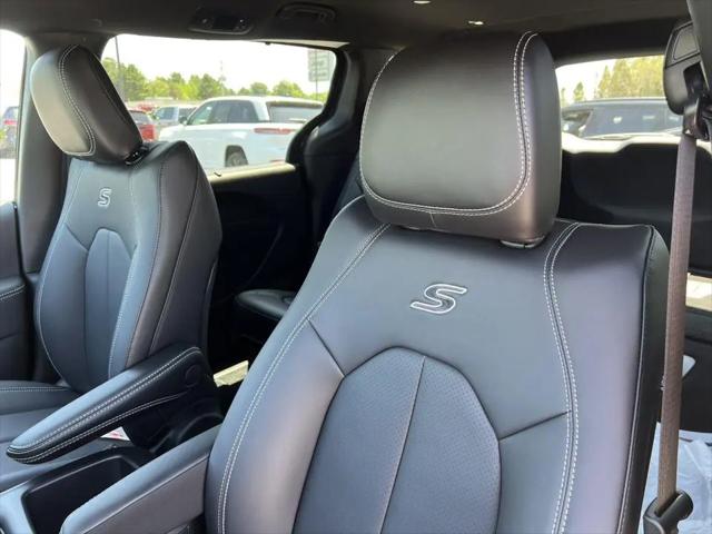 2026 Chrysler Pacifica Select AWD