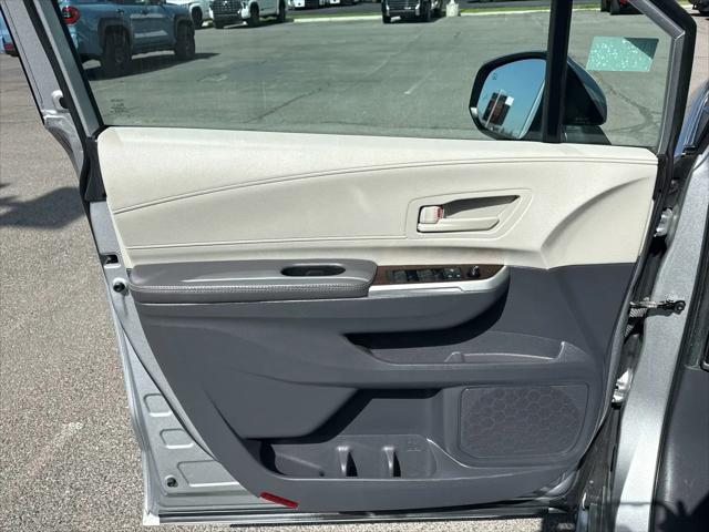 2022 Toyota Sienna LE
