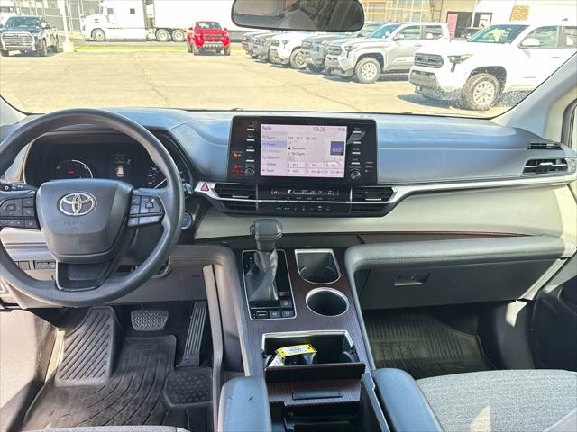 2022 Toyota Sienna LE