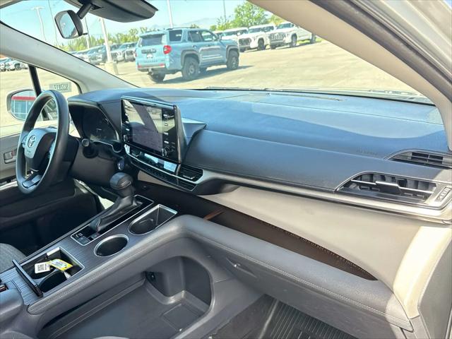 2022 Toyota Sienna LE