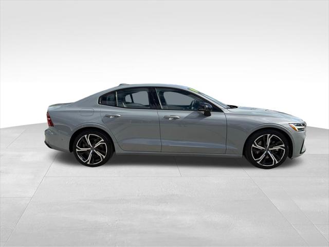 2024 Volvo S60 B5 Plus Dark Theme