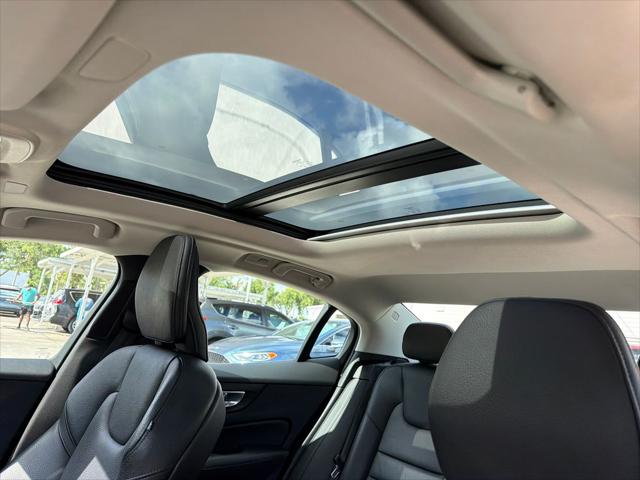2024 Volvo S60 B5 Plus Dark Theme