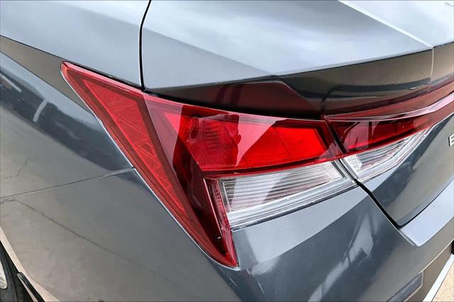 2024 Hyundai Elantra SE