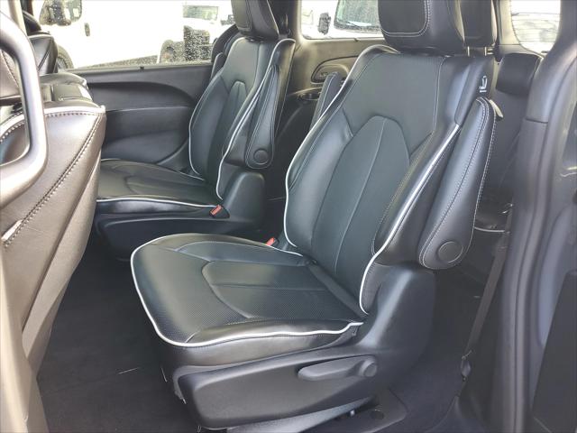 2025 Chrysler Pacifica Hybrid Premiuim S Appearance Package