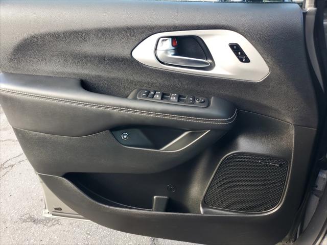 2025 Chrysler Pacifica Hybrid Premiuim S Appearance Package