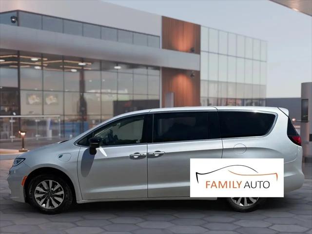 2024 Chrysler Pacifica Hybrid Select