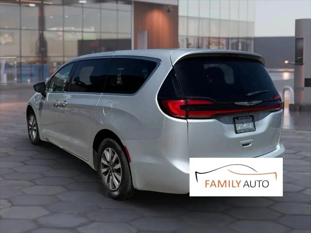 2024 Chrysler Pacifica Hybrid Select
