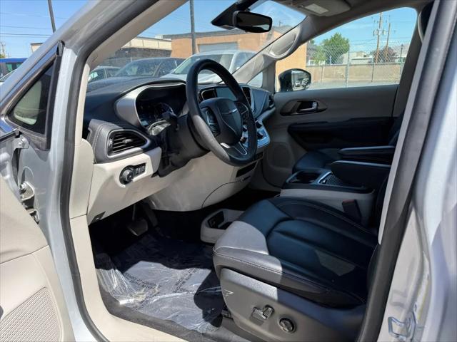 2024 Chrysler Pacifica Hybrid Select
